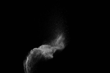 Siyah zemin üzerindeki beyaz parçacıkların hareketlerini dondur. Barut patlaması. Soyut toz tabakası dokusu.
