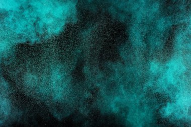 Siyah arka plan üzerine Akuamarin toz patlama. Yeşil renk bulut. Renkli toz patlayabilir. Hareket boya Holi dondur.