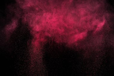 Siyah zemin üzerine kırmızı toz patlama. Pembe bulut. Kırmızı toz patlayabilir. Hareket boya Holi dondur.