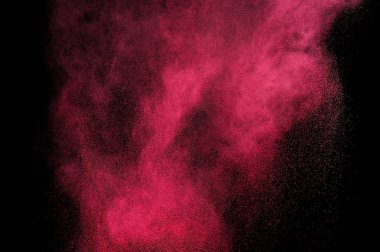Siyah zemin üzerine kırmızı toz patlama. Pembe bulut. Kırmızı toz patlayabilir. Hareket boya Holi dondur.