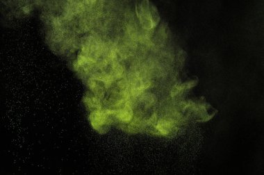 Siyah arka plan üzerine açık yeşil toz patlama. Limon rengi bulut. Kireç toz patlayabilir. Hareket boya Holi dondur.