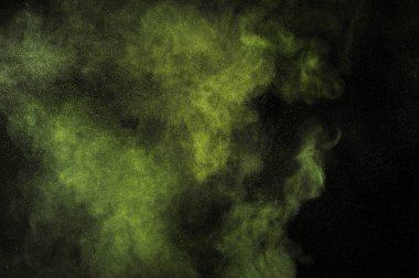 Siyah arka plan üzerine açık yeşil toz patlama. Limon rengi bulut. Kireç toz patlayabilir. Hareket boya Holi dondur.