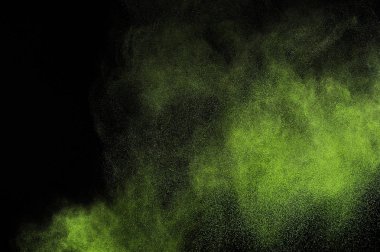 Siyah arka plan üzerine açık yeşil toz patlama. Limon rengi bulut. Kireç toz patlayabilir. Hareket boya Holi dondur.