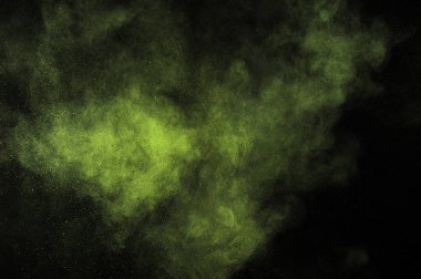 Siyah arka plan üzerine açık yeşil toz patlama. Limon rengi bulut. Kireç toz patlayabilir. Hareket boya Holi dondur.