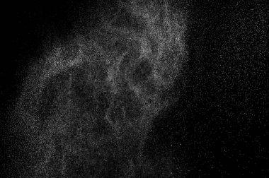 siyah bir zemin üzerine su sıçramalarına soyut. su sıçramalarına süt. Soyut sprey su. Soyut yağmur. su duş bırakır. Beyaz toz patlama. Soyut doku. siyah arka plan.