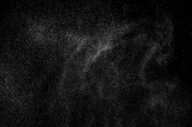 siyah bir zemin üzerine su sıçramalarına soyut. su sıçramalarına süt. Soyut sprey su. Soyut yağmur. su duş bırakır. Beyaz toz patlama. Soyut doku. siyah arka plan.