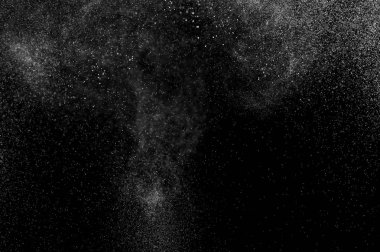 siyah bir zemin üzerine su sıçramalarına soyut. su sıçramalarına süt. Soyut sprey su. Soyut yağmur. su duş bırakır. Beyaz toz patlama. Soyut doku. siyah arka plan.