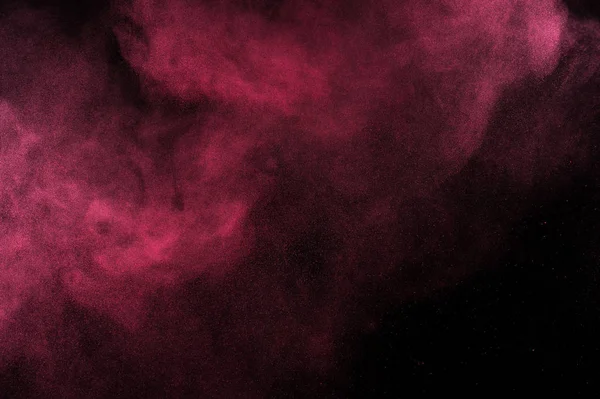 在黑色背景上的洋红色粉爆炸 粉红色的云 红色的粉尘爆炸 冻结议案油漆洒红节 — 图库照片