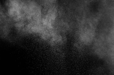 Siyah arka planda beyaz toz patlaması. Soyut beyaz toz dokusu.