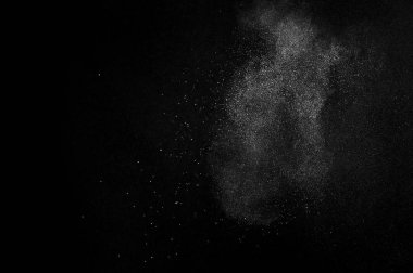Siyah arka planda beyaz toz patlaması. Soyut beyaz toz dokusu.