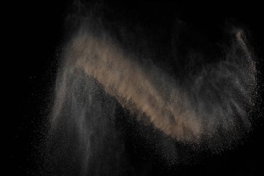 Toprak patlaması siyah arka planda izole edildi. Kahverengi zemin soyut bulutu.
