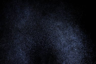 Siyah arka plan üzerine su sıçramalarına soyut mavi. Beyaz parçacıkların hareket dondurmak. Yağmur, kar doku yerleşimi..