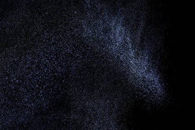 Siyah arka plan üzerine su sıçramalarına soyut mavi. Beyaz parçacıkların hareket dondurmak. Yağmur, kar doku yerleşimi..