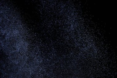 Siyah arka plan üzerine su sıçramalarına soyut mavi. Beyaz parçacıkların hareket dondurmak. Yağmur, kar doku yerleşimi..