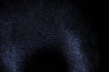 Siyah arka plan üzerine su sıçramalarına soyut mavi. Beyaz parçacıkların hareket dondurmak. Yağmur, kar doku yerleşimi..