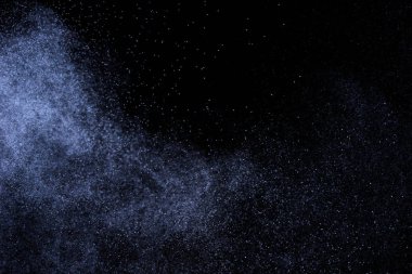 Siyah arka plan üzerine su sıçramalarına soyut mavi. Beyaz parçacıkların hareket dondurmak. Yağmur, kar doku yerleşimi..