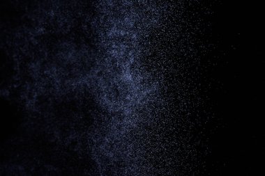 Siyah arka plan üzerine su sıçramalarına soyut mavi. Beyaz parçacıkların hareket dondurmak. Yağmur, kar doku yerleşimi..