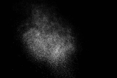 Siyah arka planda soyut su sıçramaları. Beyaz parçacıkların hareketlerini dondur. Yağmur, kar örtüsü dokusu.