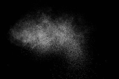 Siyah arka planda soyut su sıçramaları. Beyaz parçacıkların hareketlerini dondur. Yağmur, kar örtüsü dokusu.