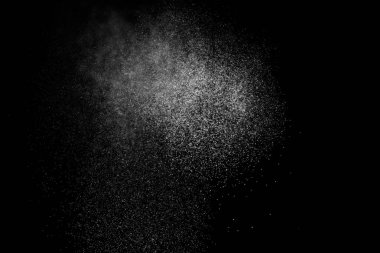 Siyah arka planda soyut su sıçramaları. Beyaz parçacıkların hareketlerini dondur. Yağmur, kar örtüsü dokusu.