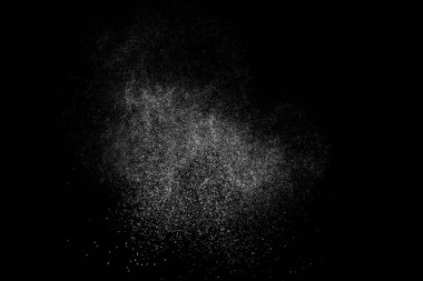 Siyah arka planda soyut su sıçramaları. Beyaz parçacıkların hareketlerini dondur. Yağmur, kar örtüsü dokusu.