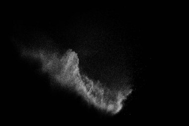 Siyah zemin üzerindeki beyaz parçacıkların hareketlerini dondur. Barut patlaması. Soyut toz tabakası dokusu.