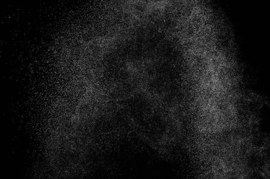 Siyah arka planda soyut su sıçramaları. Beyaz parçacıkların hareketlerini dondur. Yağmur, kar örtüsü dokusu.