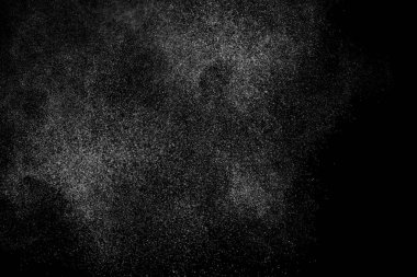 Siyah arka planda soyut su sıçramaları. Beyaz parçacıkların hareketlerini dondur. Yağmur, kar örtüsü dokusu.