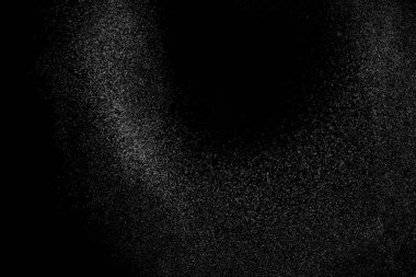 Siyah arka planda soyut su sıçramaları. Beyaz parçacıkların hareketlerini dondur. Yağmur, kar örtüsü dokusu.