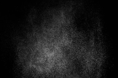 Siyah arka planda soyut su sıçramaları. Beyaz parçacıkların hareketlerini dondur. Yağmur, kar örtüsü dokusu.