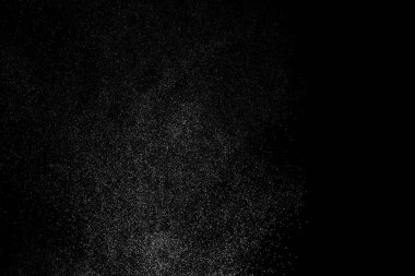 Siyah arka planda soyut su sıçramaları. Beyaz parçacıkların hareketlerini dondur. Yağmur, kar örtüsü dokusu.