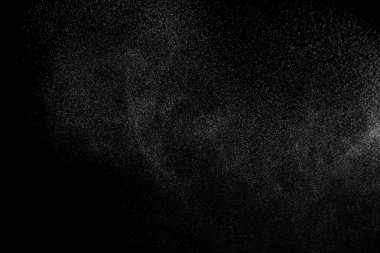 Siyah arka planda soyut su sıçramaları. Beyaz parçacıkların hareketlerini dondur. Yağmur, kar örtüsü dokusu.