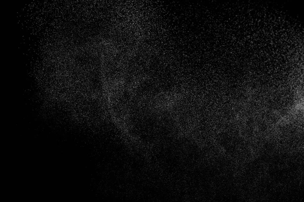 Siyah arka planda soyut su sıçramaları. Beyaz parçacıkların hareketlerini dondur. Yağmur, kar örtüsü dokusu.