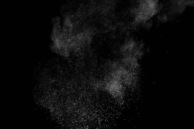 Siyah zemin üzerindeki beyaz parçacıkların hareketlerini dondur. Barut patlaması. Soyut toz tabakası dokusu.