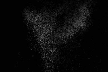 Siyah zemin üzerindeki beyaz parçacıkların hareketlerini dondur. Barut patlaması. Soyut toz tabakası dokusu.