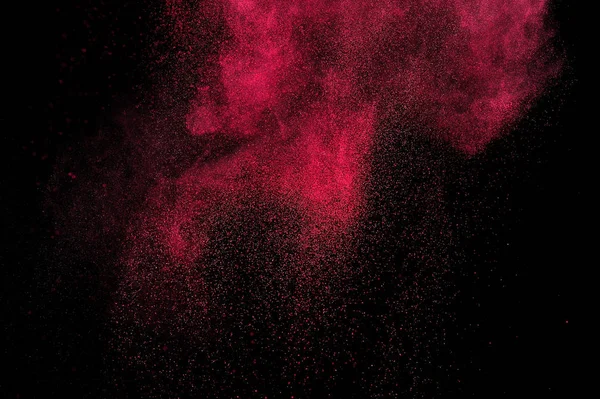 Siyah zemin üzerine kırmızı toz patlama. Pembe bulut. Kırmızı toz patlayabilir. Hareket boya Holi dondur.