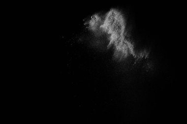 Siyah zemin üzerindeki beyaz parçacıkların hareketlerini dondur. Barut patlaması. Soyut toz tabakası dokusu.