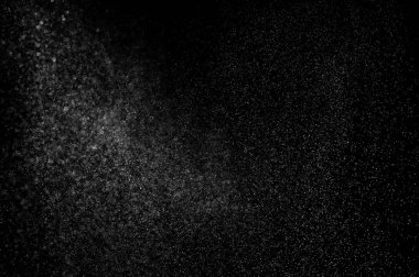 Siyah arka planda soyut su sıçramaları. Soyut su püskürtüsü. Soyut yağmur. Duş suyu damlaları. soyut doku.