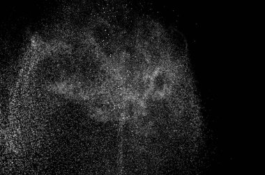 Siyah arka planda soyut su sıçramaları. Soyut su püskürtüsü. Soyut yağmur. Duş suyu damlaları. soyut doku.