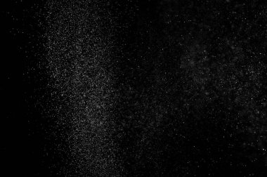 Siyah arka planda soyut su sıçramaları. Soyut su püskürtüsü. Soyut yağmur. Duş suyu damlaları. soyut doku.