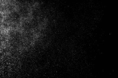 Siyah arka planda soyut su sıçramaları. Soyut su püskürtüsü. Soyut yağmur. Duş suyu damlaları. soyut doku.