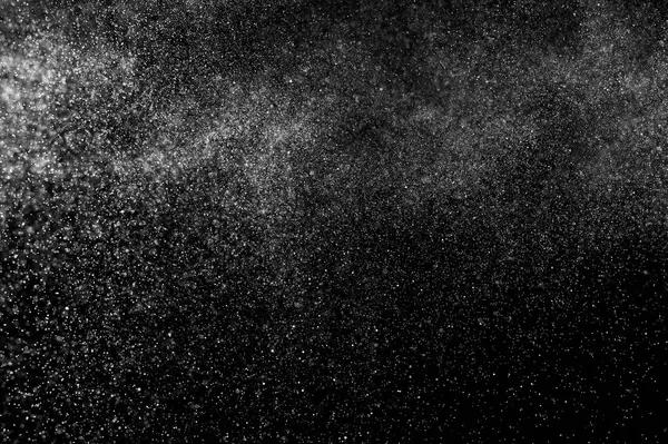 Siyah arka planda soyut su sıçramaları. Soyut su püskürtüsü. Soyut yağmur. Duş suyu damlaları. soyut doku.