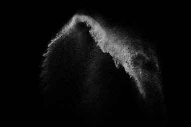 Siyah zemin üzerindeki beyaz parçacıkların hareketlerini dondur. Barut patlaması. Soyut toz tabakası dokusu.