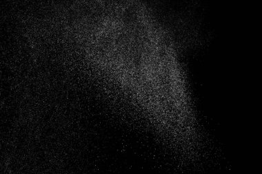 Siyah arka planda soyut su sıçramaları. Beyaz parçacıkların hareketlerini dondur. Yağmur, kar örtüsü dokusu.