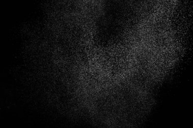 Siyah arka planda soyut su sıçramaları. Beyaz parçacıkların hareketlerini dondur. Yağmur, kar örtüsü dokusu.