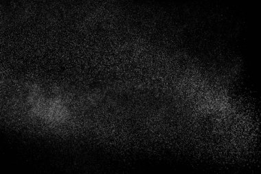 Siyah arka planda soyut su sıçramaları. Beyaz parçacıkların hareketlerini dondur. Yağmur, kar örtüsü dokusu.