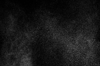 Siyah arka planda soyut su sıçramaları. Beyaz parçacıkların hareketlerini dondur. Yağmur, kar örtüsü dokusu.