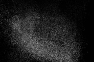 Siyah arka planda soyut su sıçramaları. Beyaz parçacıkların hareketlerini dondur. Yağmur, kar örtüsü dokusu.