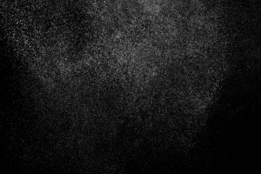 Siyah arka planda soyut su sıçramaları. Beyaz parçacıkların hareketlerini dondur. Yağmur, kar örtüsü dokusu.