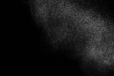 Siyah arka planda soyut su sıçramaları. Beyaz parçacıkların hareketlerini dondur. Yağmur, kar örtüsü dokusu.